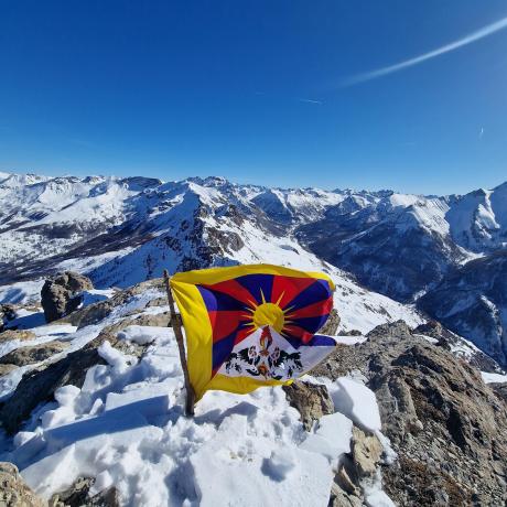 drapeau du Tibet au sommet du chapeau de gendarme 2023