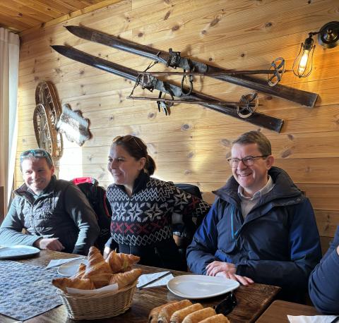 accueil café-croissant au restaurant Le Trappeur du Super-Sauze